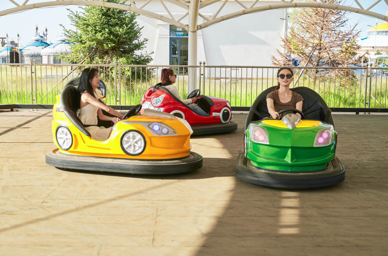 在游乐园玩碰碰车的闺蜜美女图片