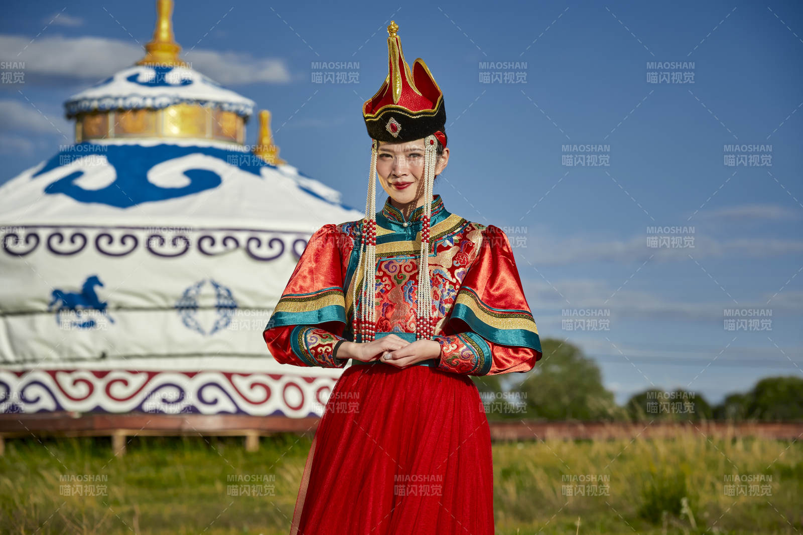 草原蒙古包前身穿豪华蒙古族服饰的蒙族少女图片