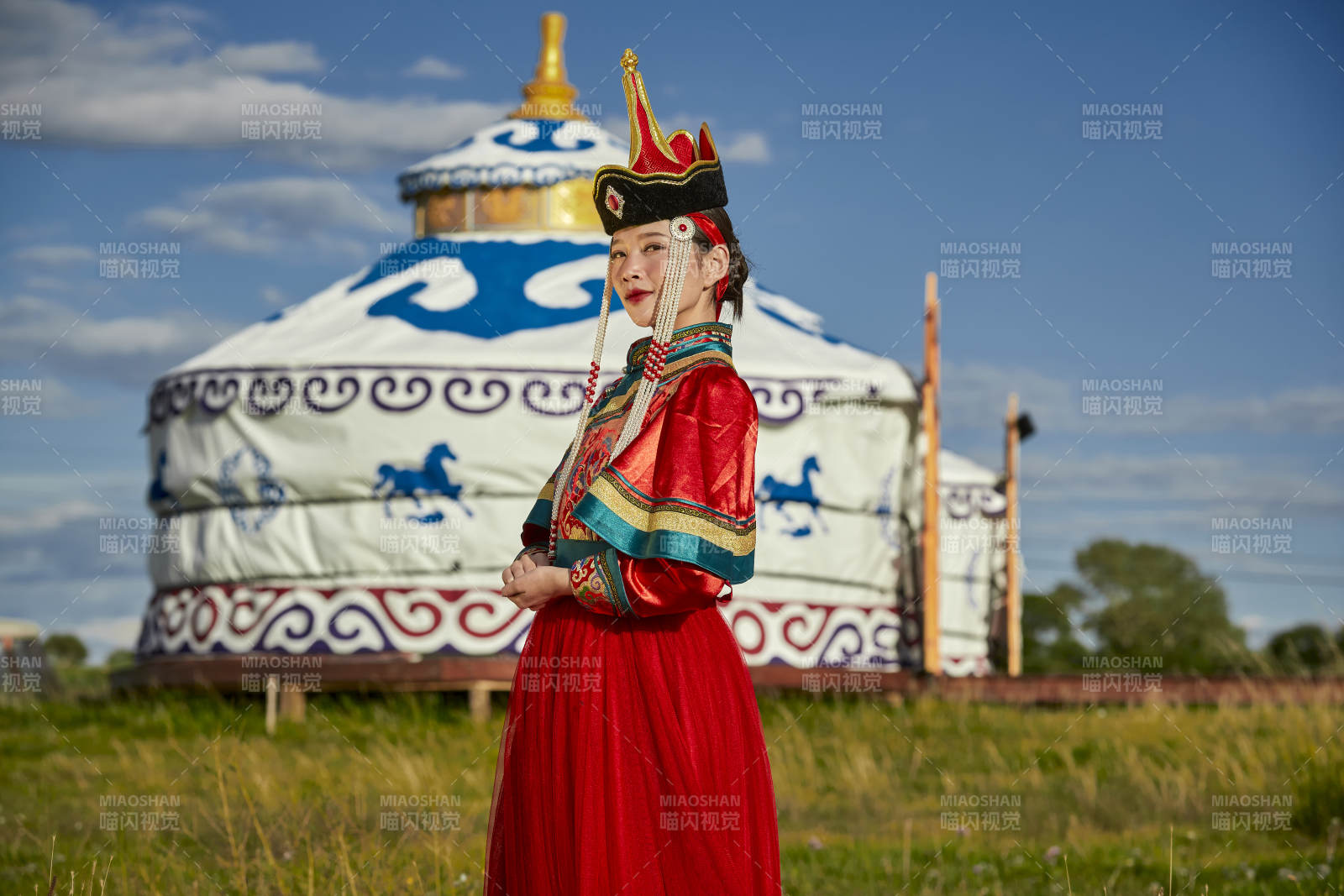 草原蒙古包前身穿豪华蒙古族服饰的蒙族少女图片