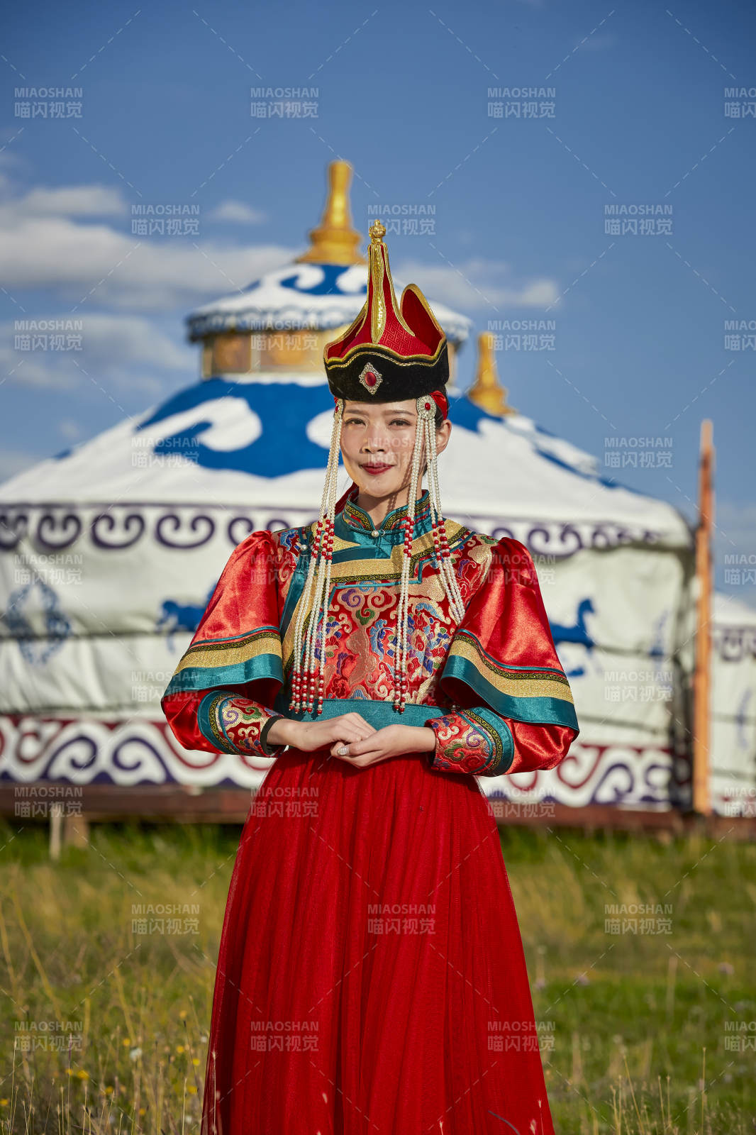 草原蒙古包前身穿豪华蒙古族服饰的蒙族少女图片