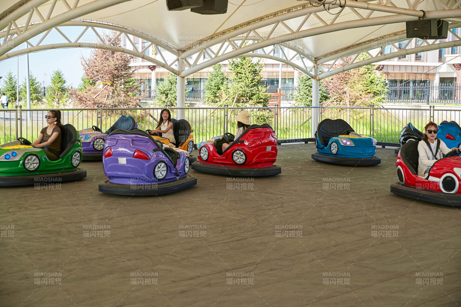 在游乐园玩碰碰车的闺蜜美女图片