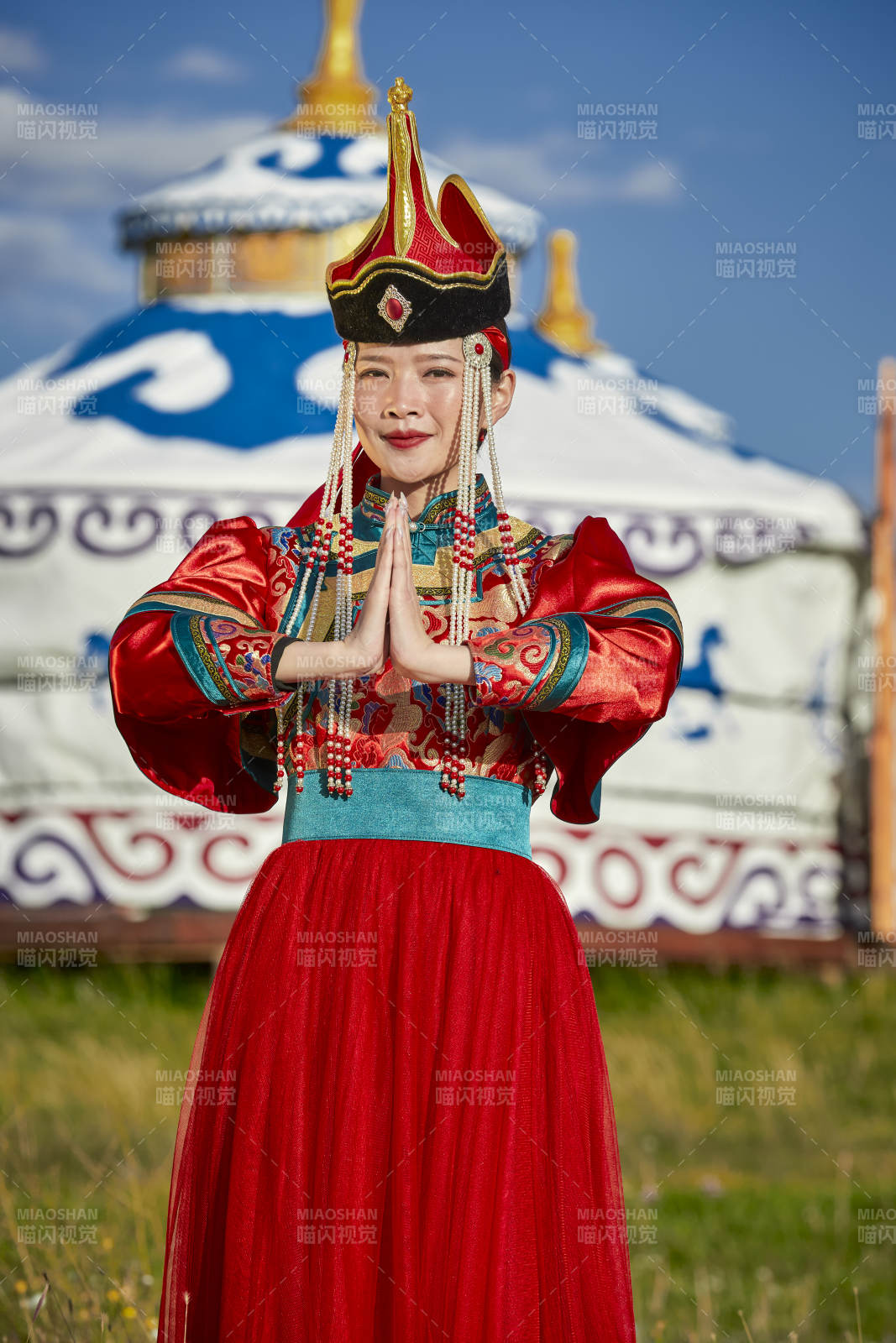 草原蒙古包前身穿豪华蒙古族服饰的蒙族少女图片