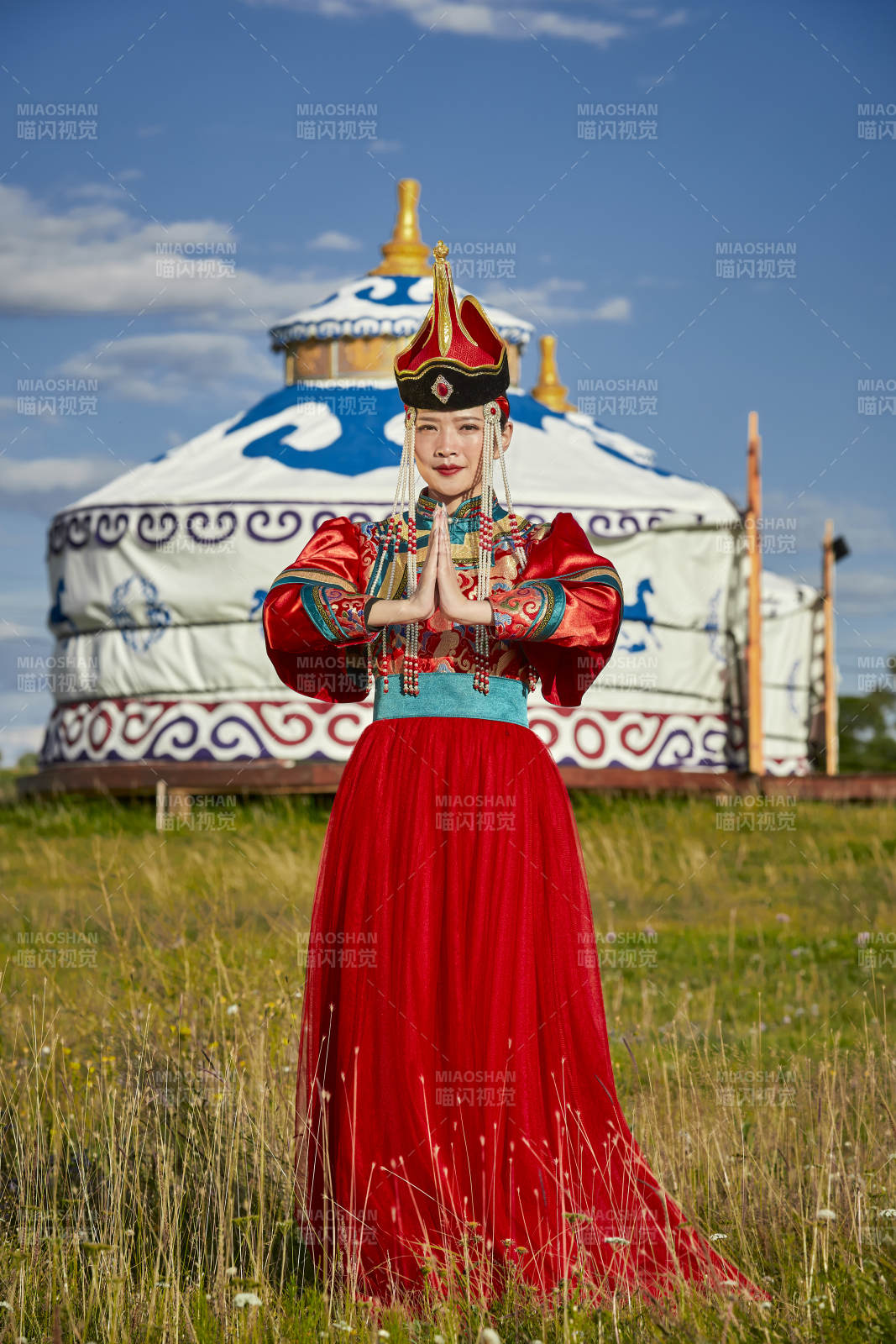 草原蒙古包前身穿豪华蒙古族服饰的蒙族少女图片