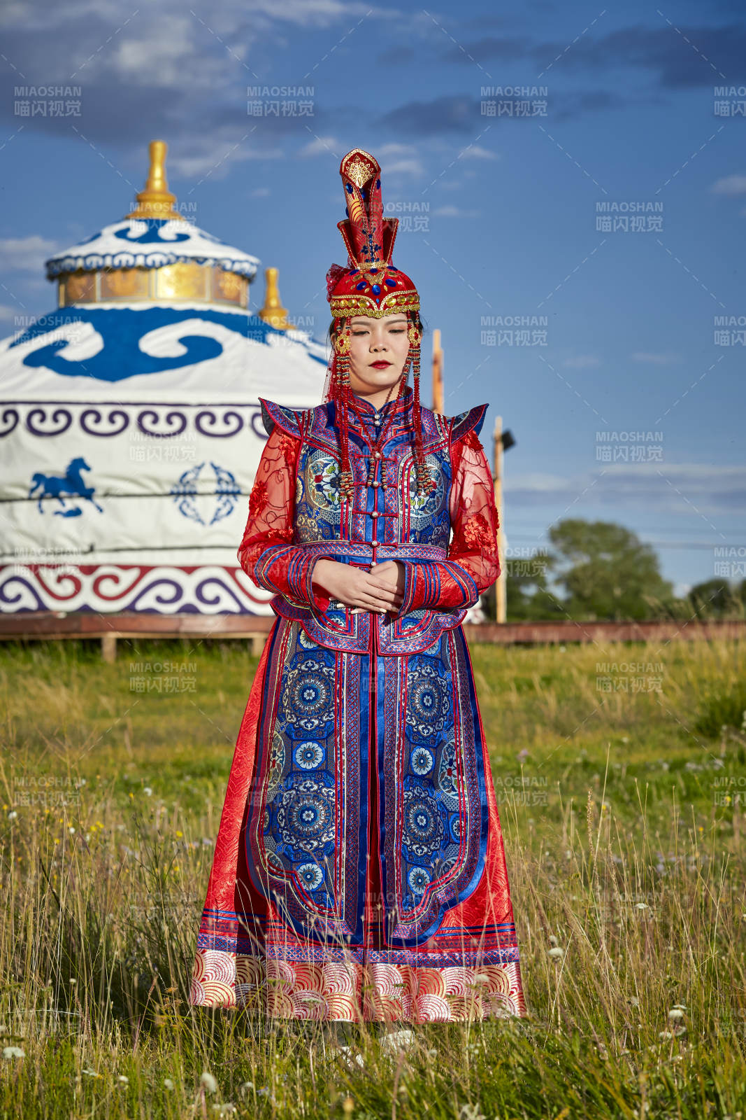 草原蒙古包前身穿豪华蒙古族服饰的蒙族少女图片