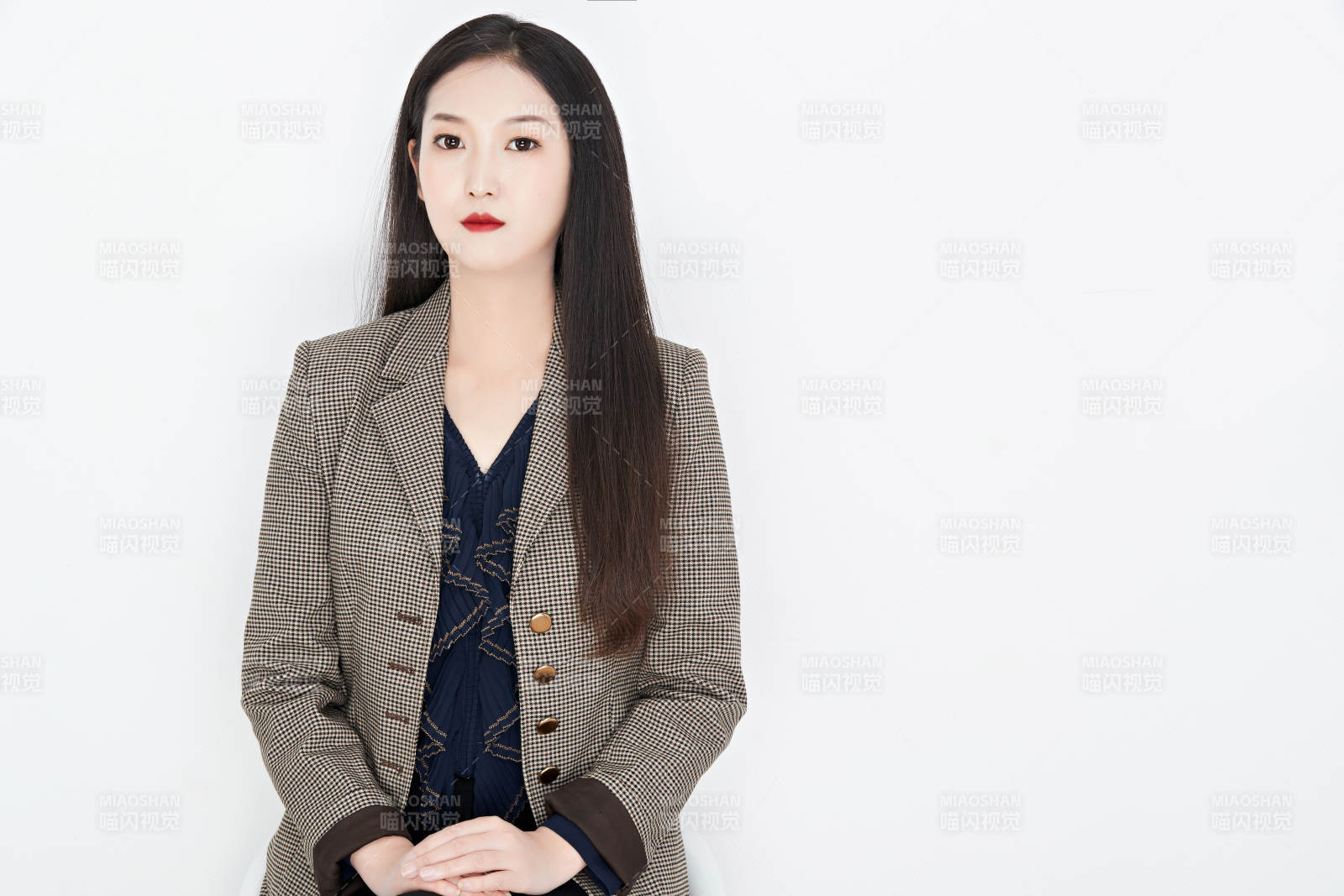 白色背景下的美丽商务女性肖像图片