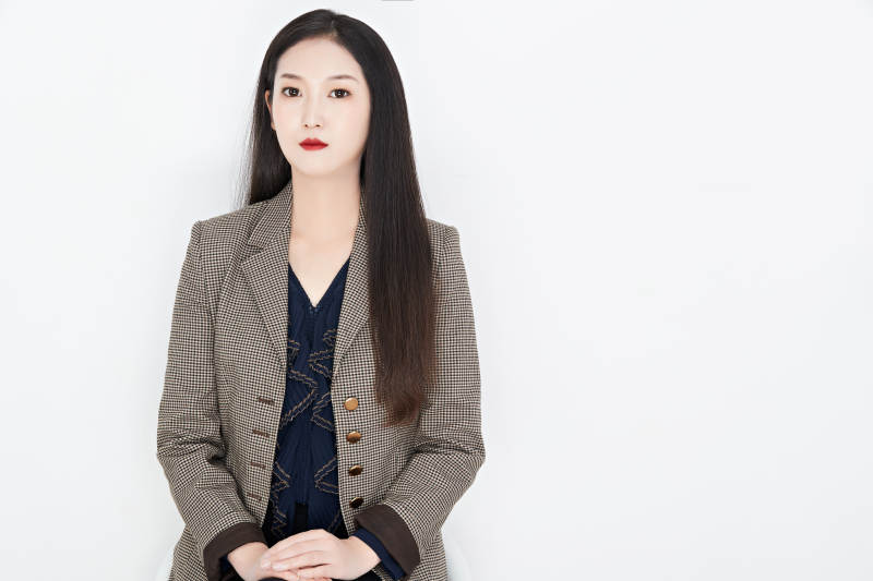 白色背景下的美丽商务女性肖像图片