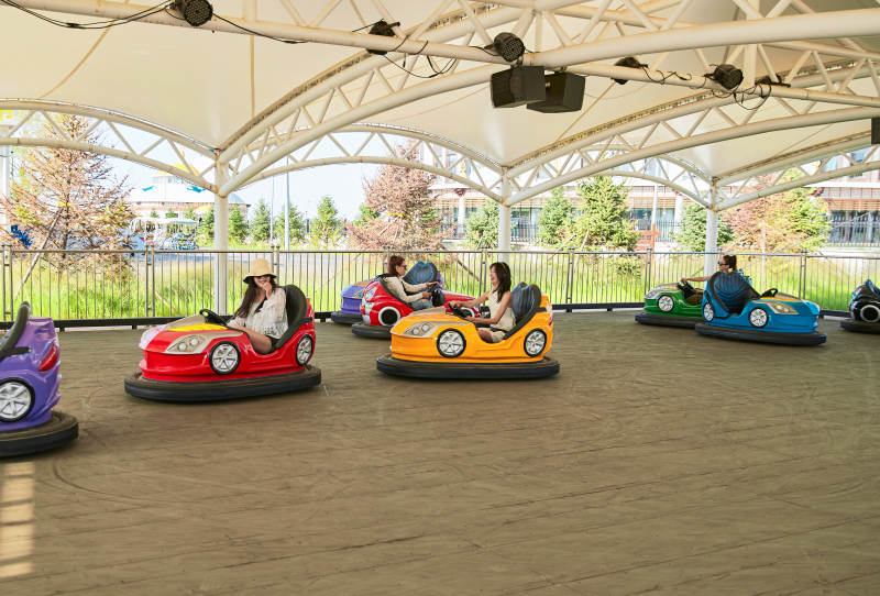 在游乐园玩碰碰车的闺蜜美女图片