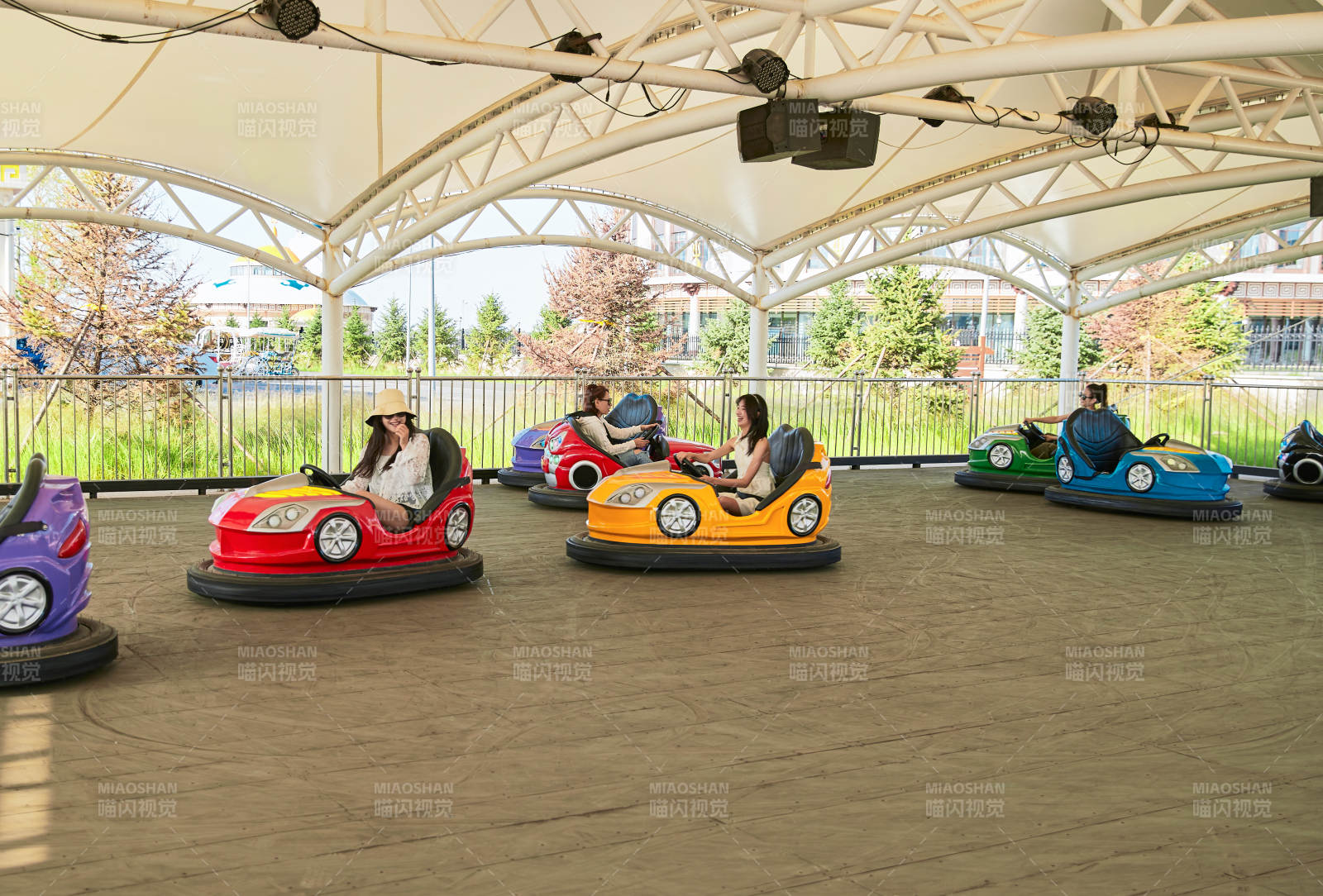 在游乐园玩碰碰车的闺蜜美女图片