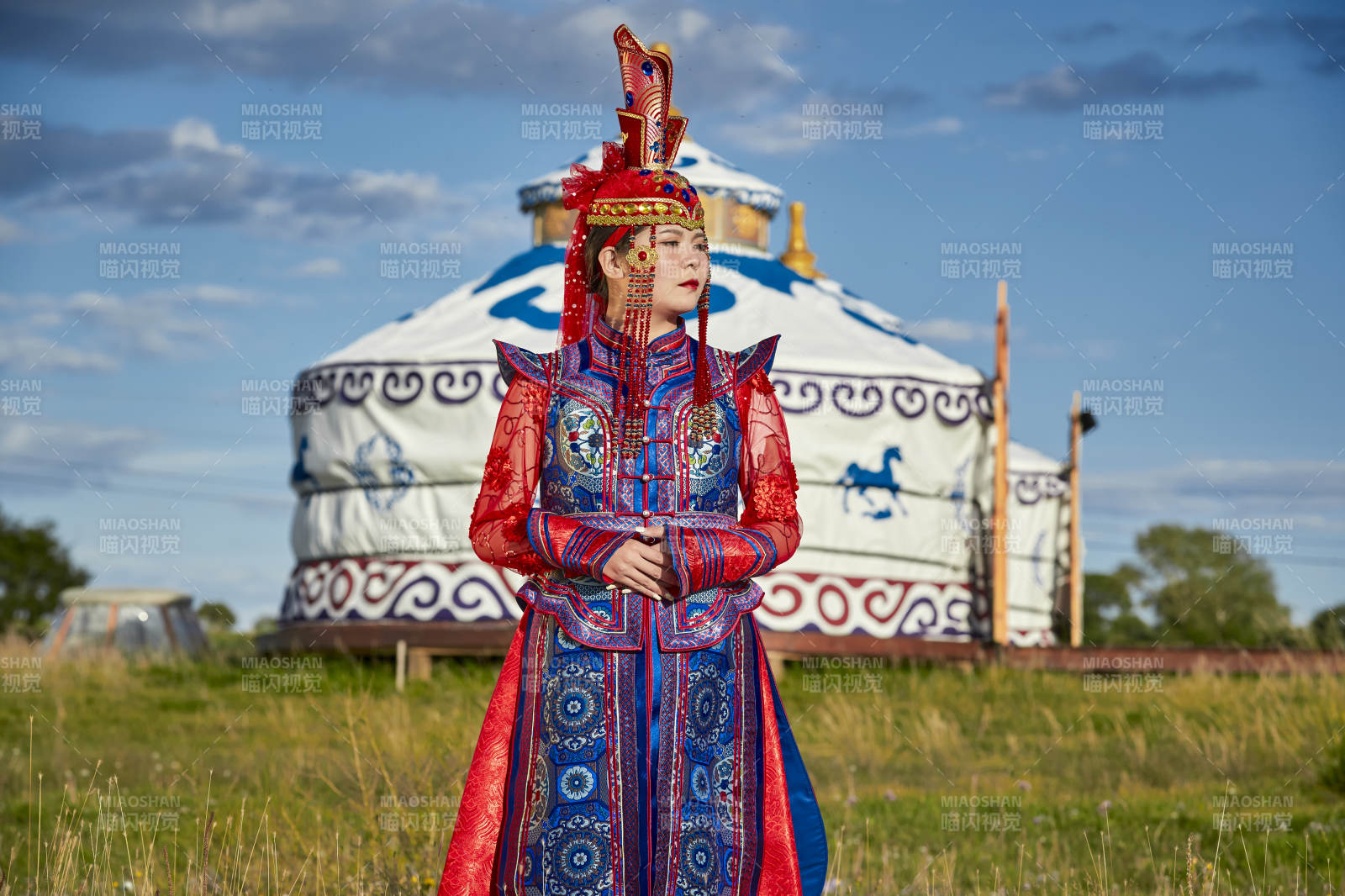 草原蒙古包前身穿豪华蒙古族服饰的蒙族少女图片
