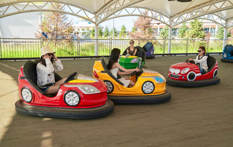 在游乐园玩碰碰车的闺蜜美女图片