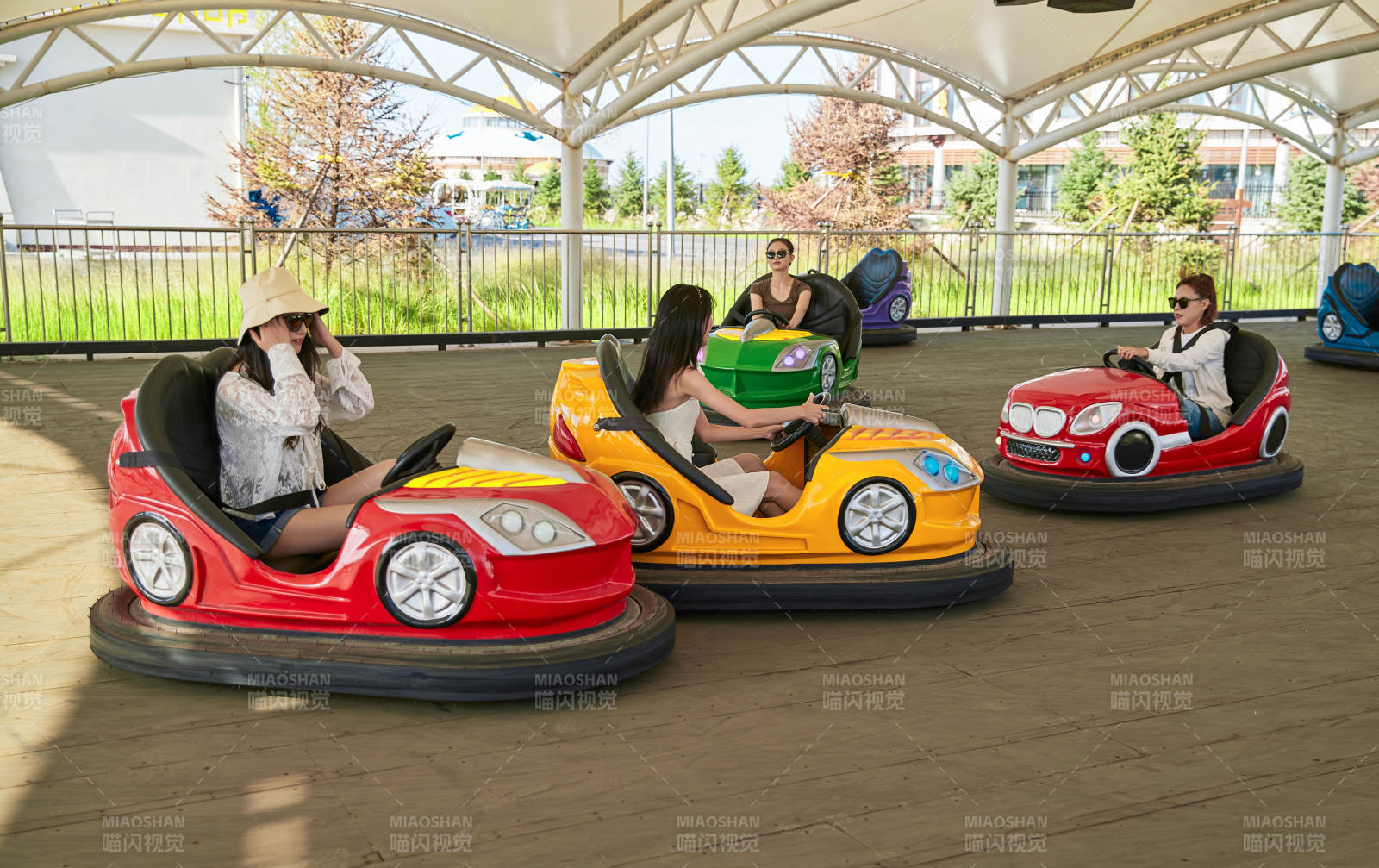 在游乐园玩碰碰车的闺蜜美女图片
