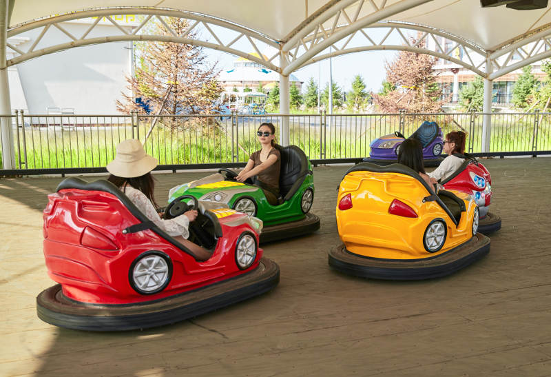 在游乐园玩碰碰车的闺蜜美女图片