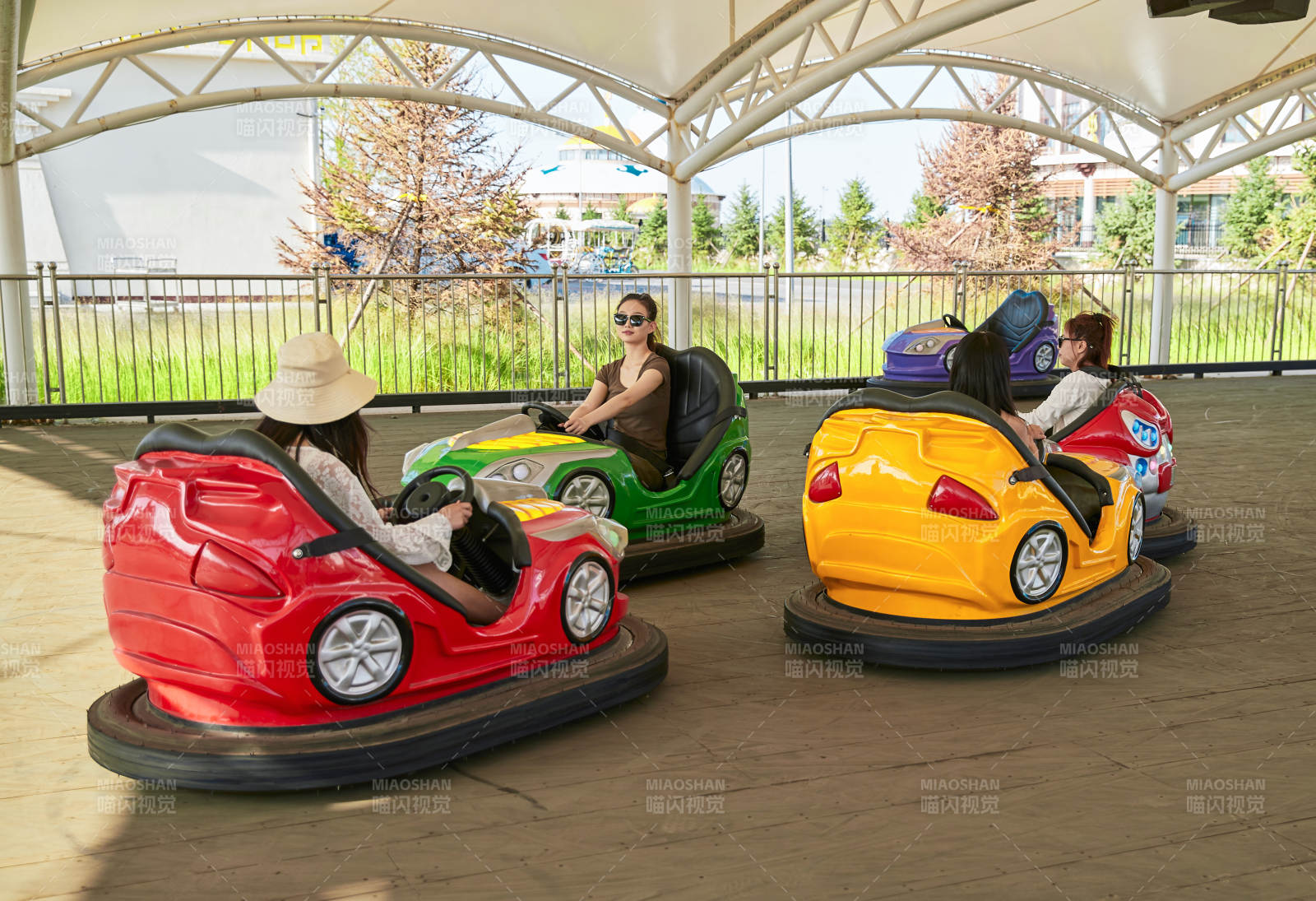 在游乐园玩碰碰车的闺蜜美女图片