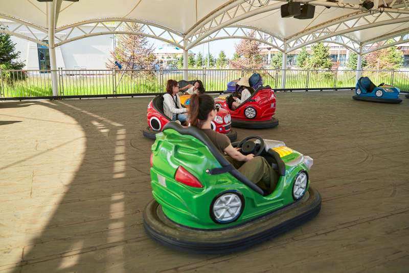 在游乐园玩碰碰车的闺蜜美女图片