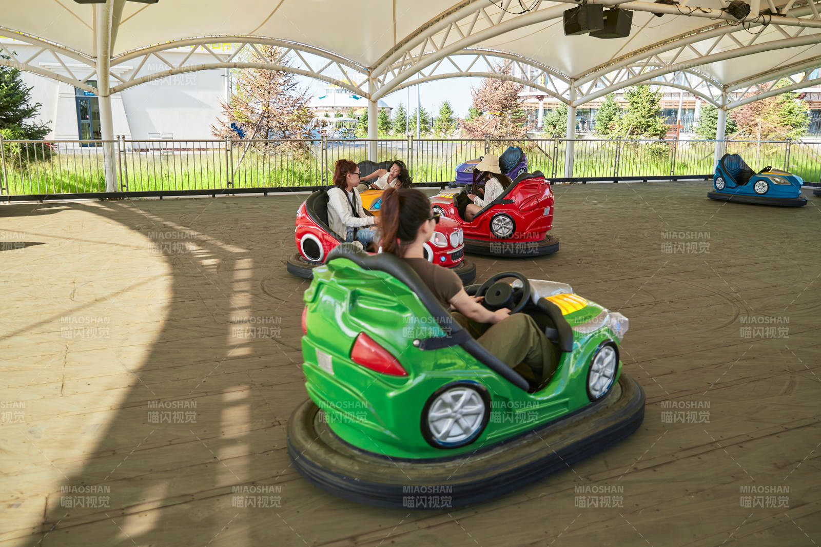在游乐园玩碰碰车的闺蜜美女图片