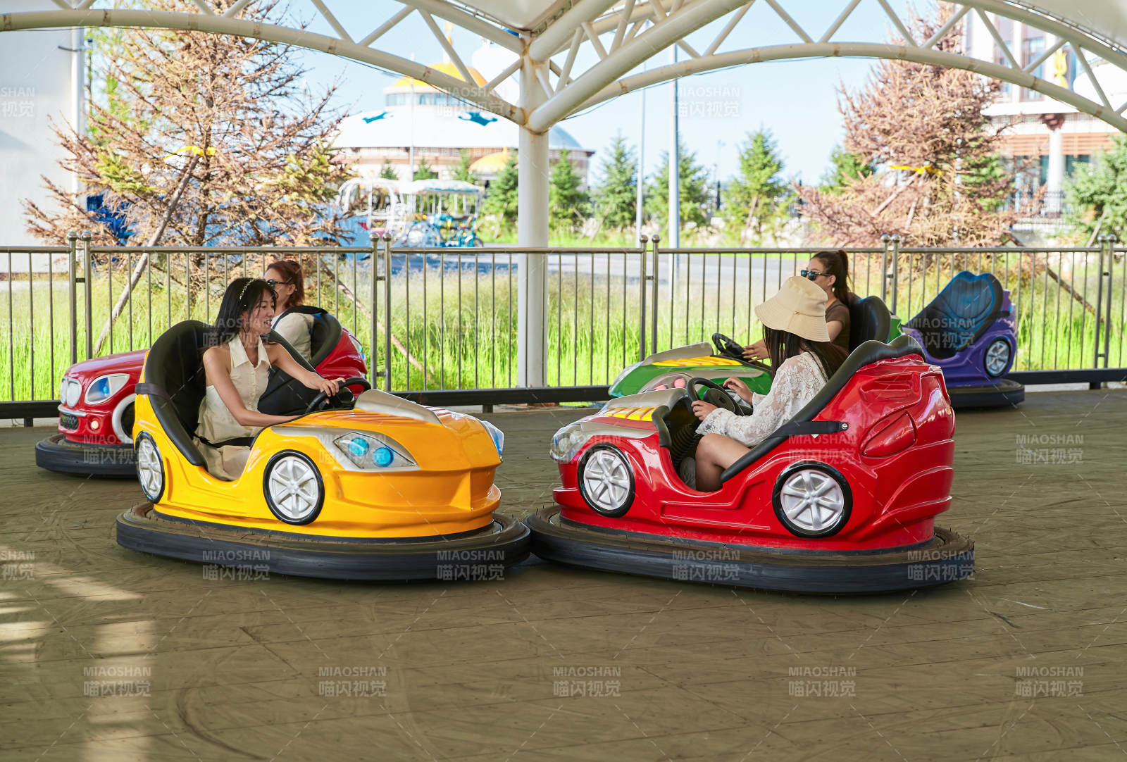 在游乐园玩碰碰车的闺蜜美女图片