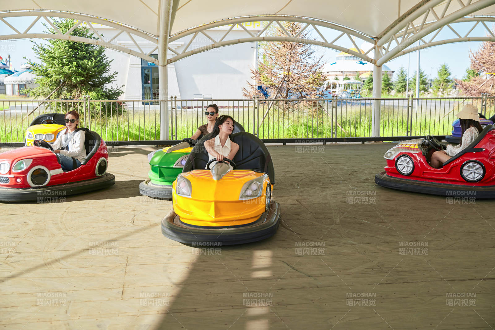 在游乐园玩碰碰车的闺蜜美女图片