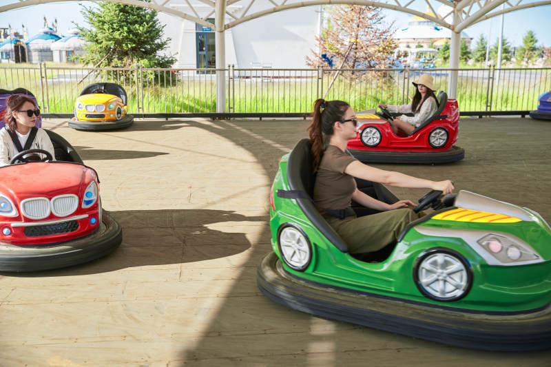 在游乐园玩碰碰车的闺蜜美女图片