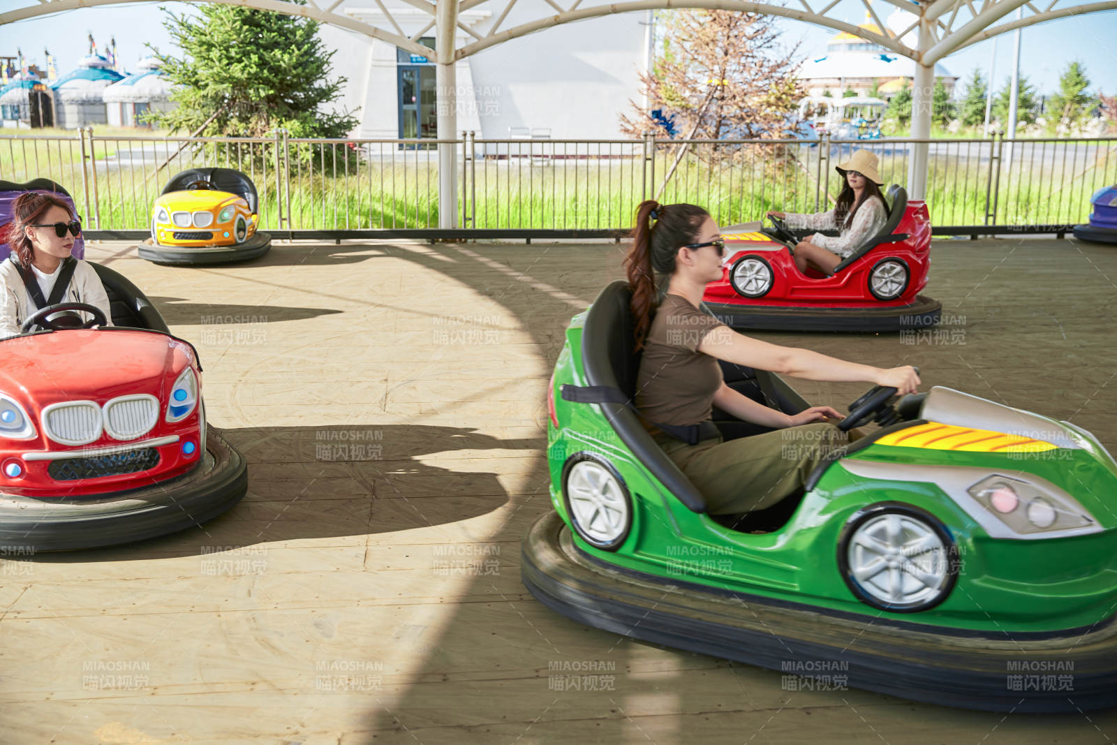在游乐园玩碰碰车的闺蜜美女图片