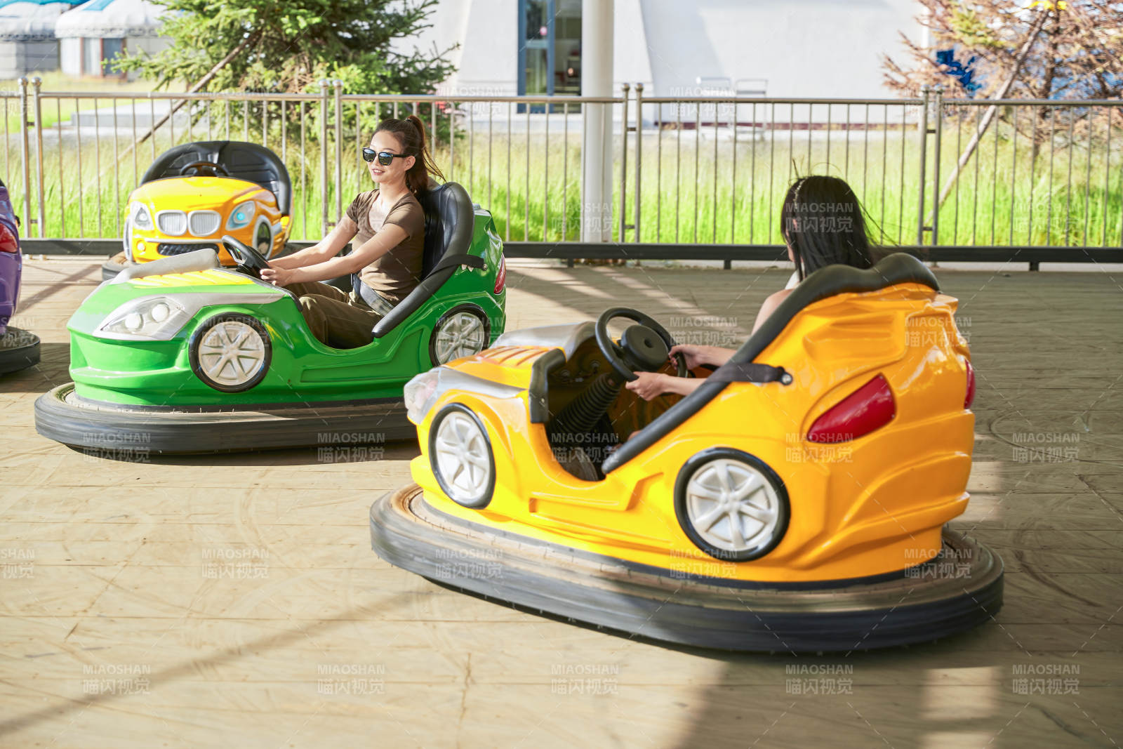在游乐园玩碰碰车的闺蜜美女图片
