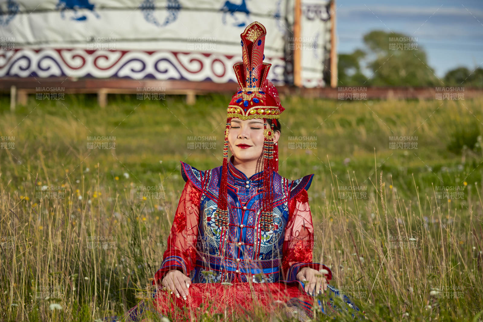 草原蒙古包前身穿豪华蒙古族服饰的蒙族少女图片