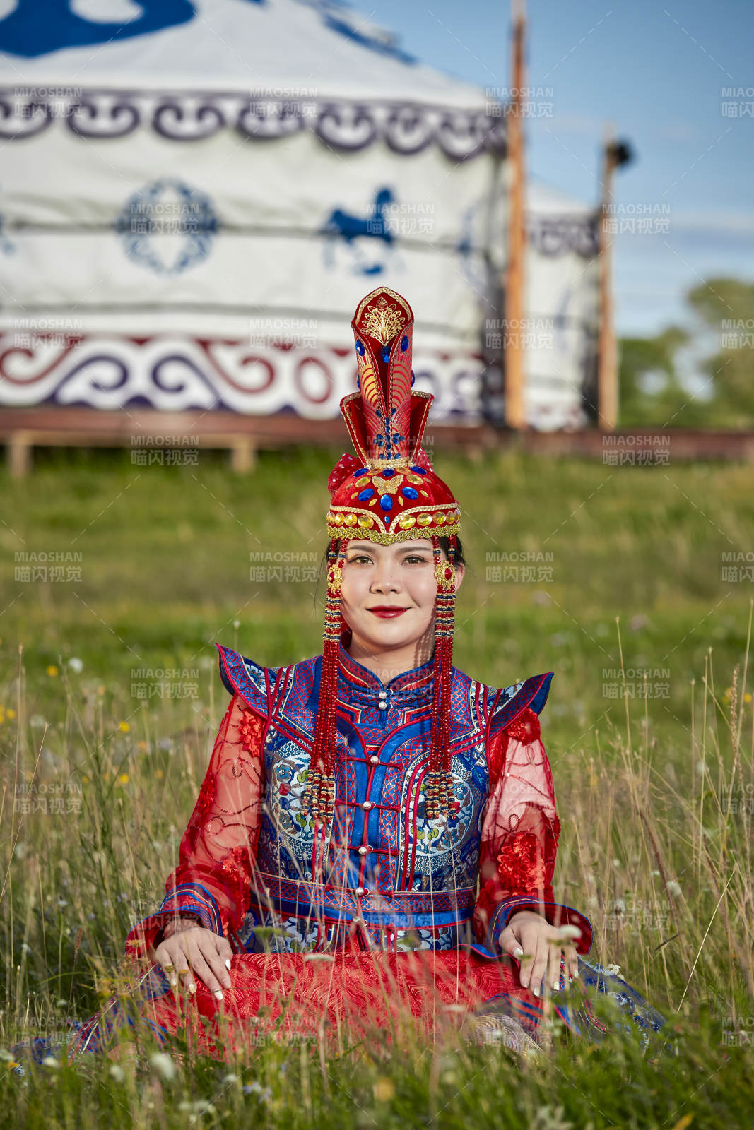 草原蒙古包前身穿豪华蒙古族服饰的蒙族少女图片