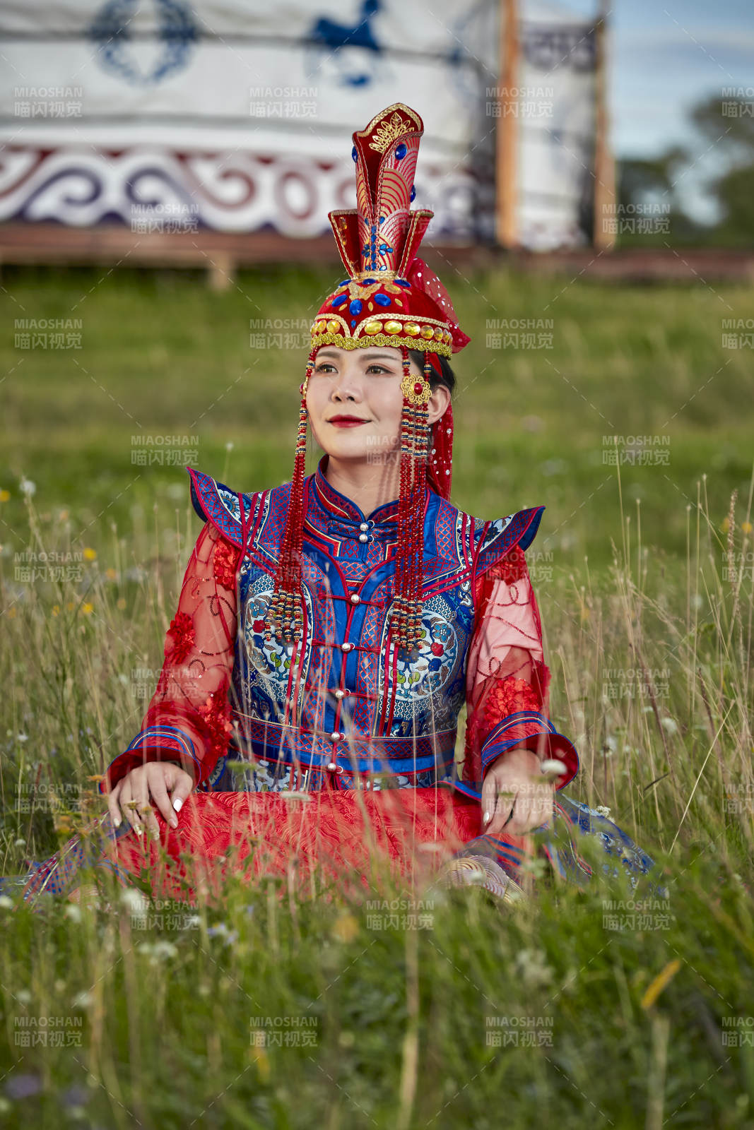 草原蒙古包前身穿豪华蒙古族服饰的蒙族少女图片