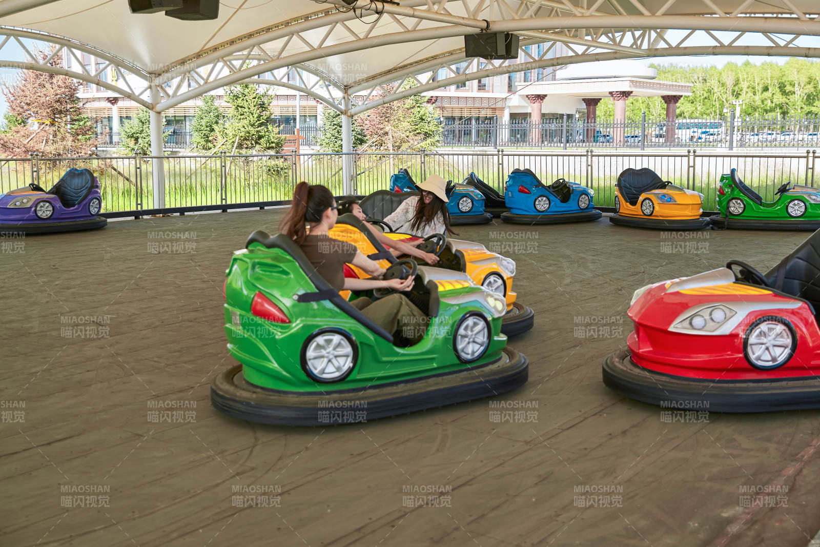 在游乐园玩碰碰车的闺蜜美女图片