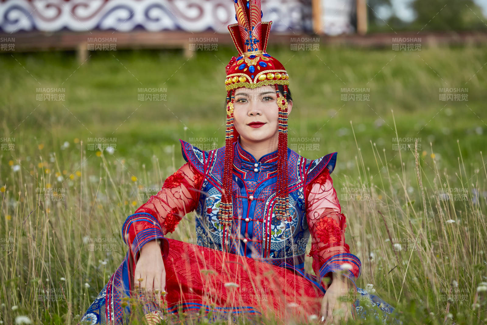 草原蒙古包前身穿豪华蒙古族服饰的蒙族少女图片