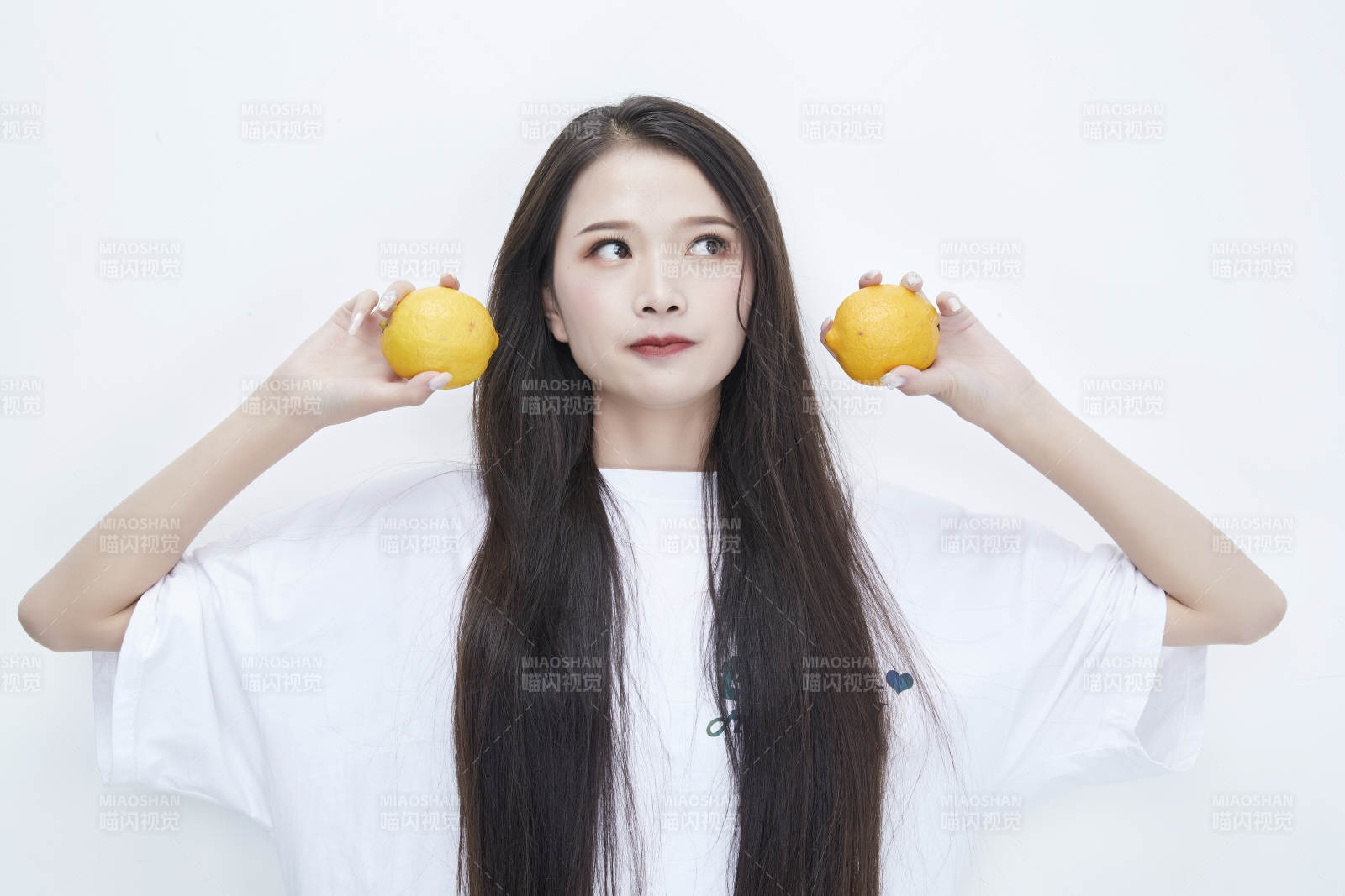 手拿柠檬身穿白色长T血的亚洲可爱少女人像图片