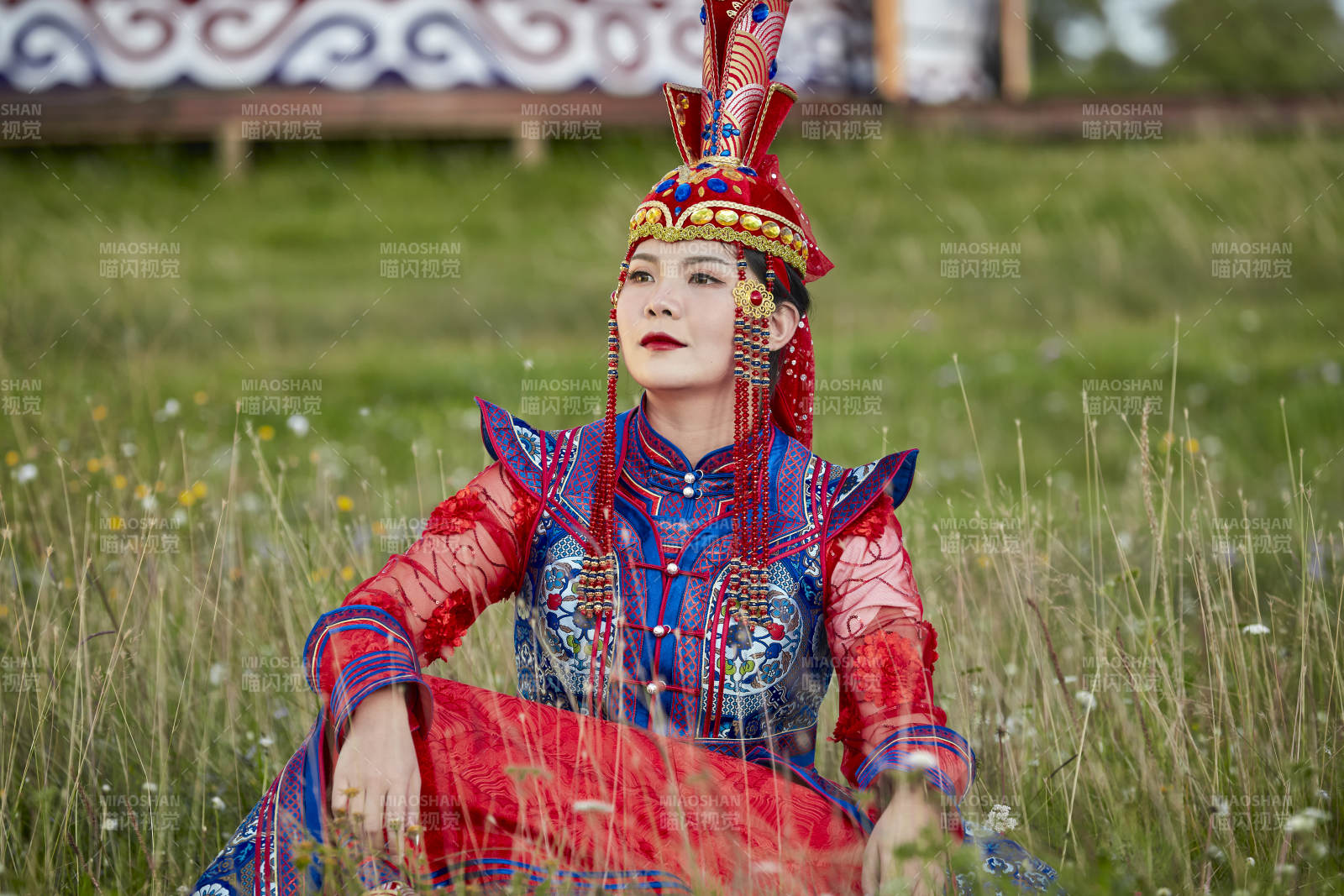 草原蒙古包前身穿豪华蒙古族服饰的蒙族少女图片