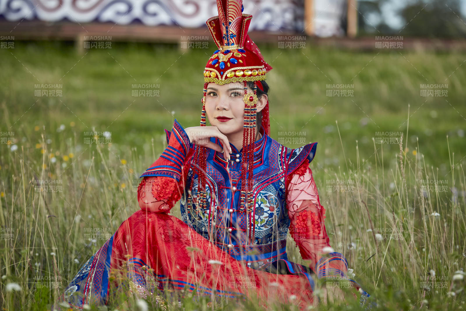 草原蒙古包前身穿豪华蒙古族服饰的蒙族少女图片