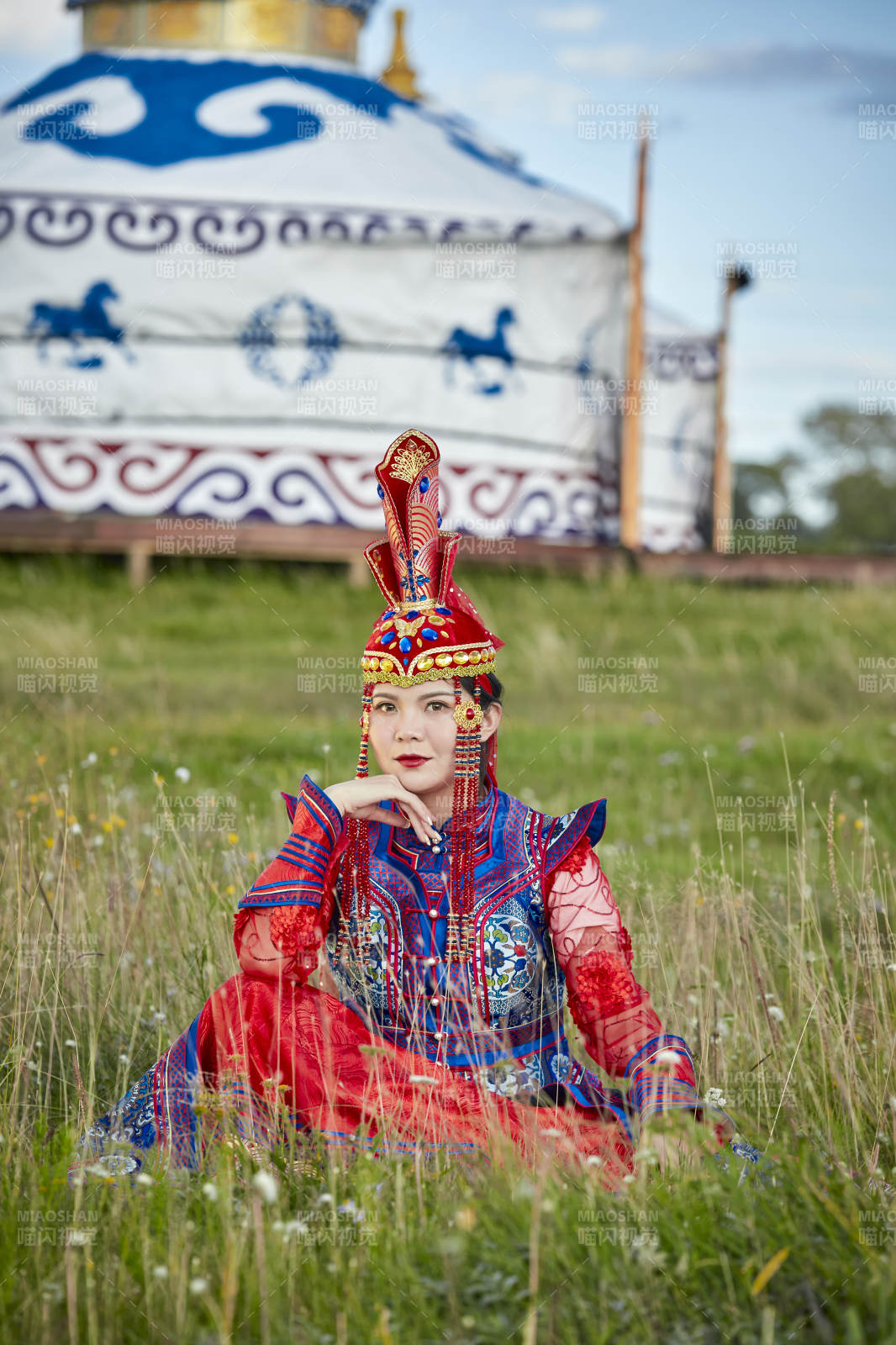 草原蒙古包前身穿豪华蒙古族服饰的蒙族少女图片