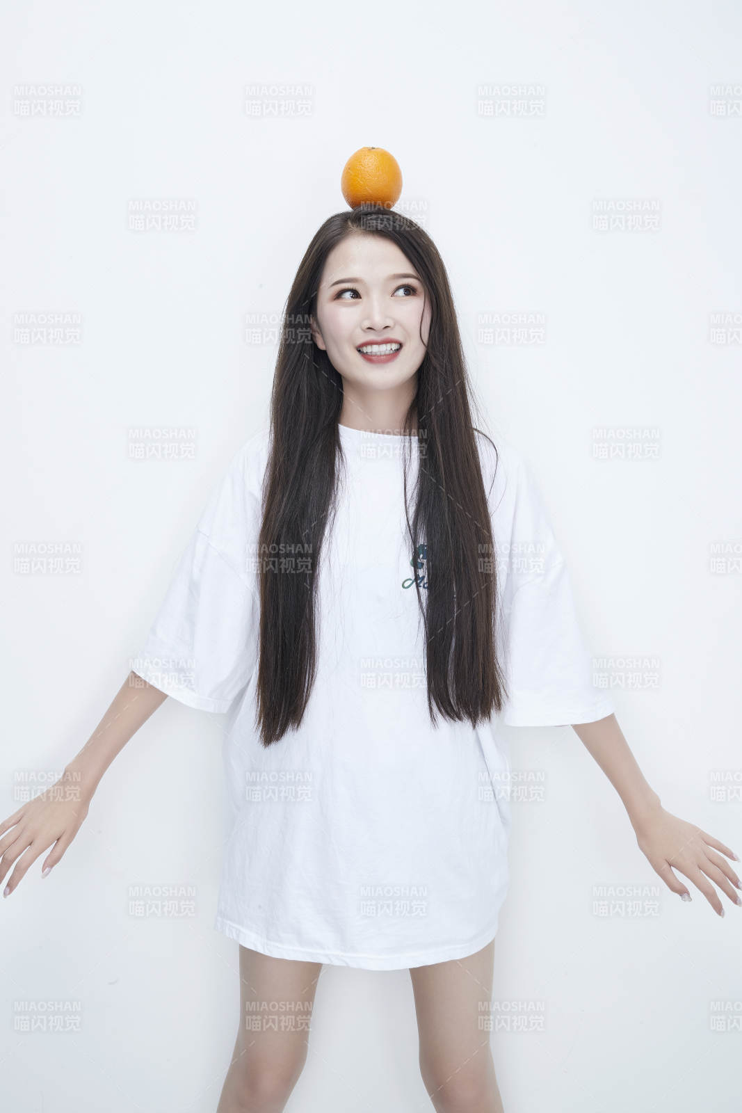 玩耍橙子穿白色长T血的亚洲可爱少女人像图片