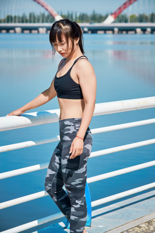 户外河畔公园做拉伸有氧运动的亚洲女性图片