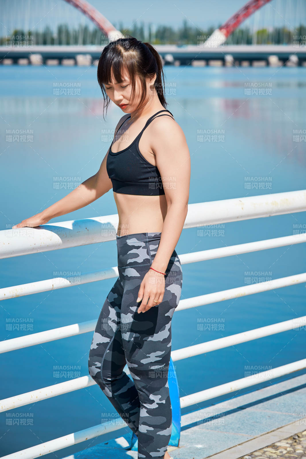 户外河畔公园做拉伸有氧运动的亚洲女性图片