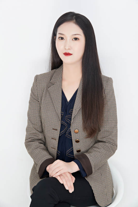 白色背景下的美丽商务女性肖像图片