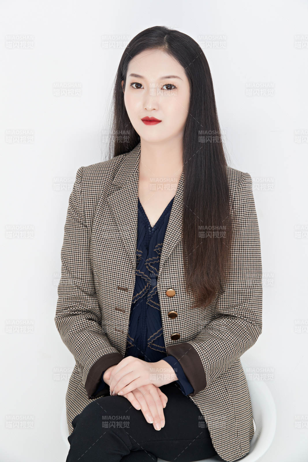 白色背景下的美丽商务女性肖像图片