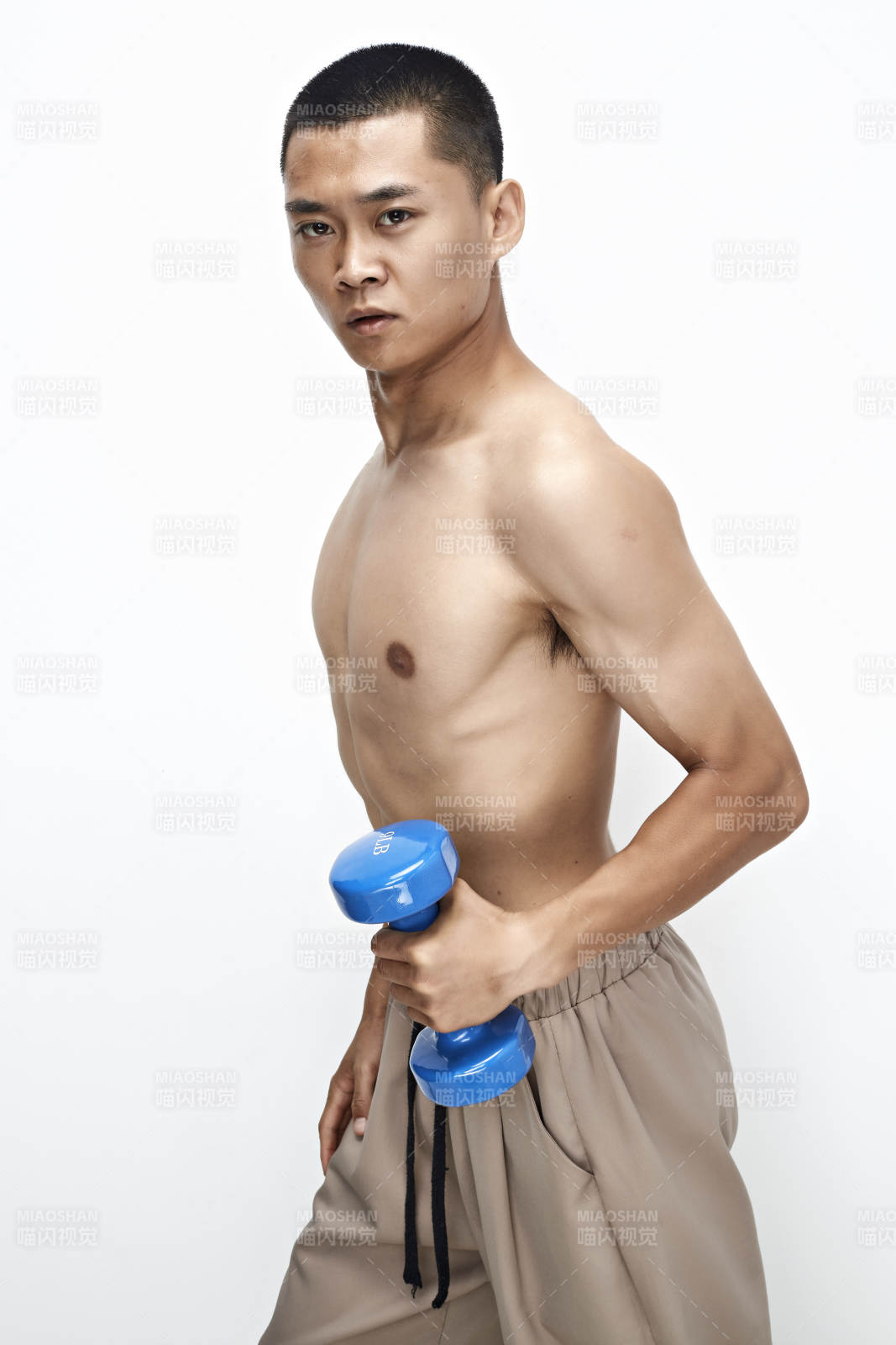 使用哑铃进行健身锻炼的亚洲男性图片