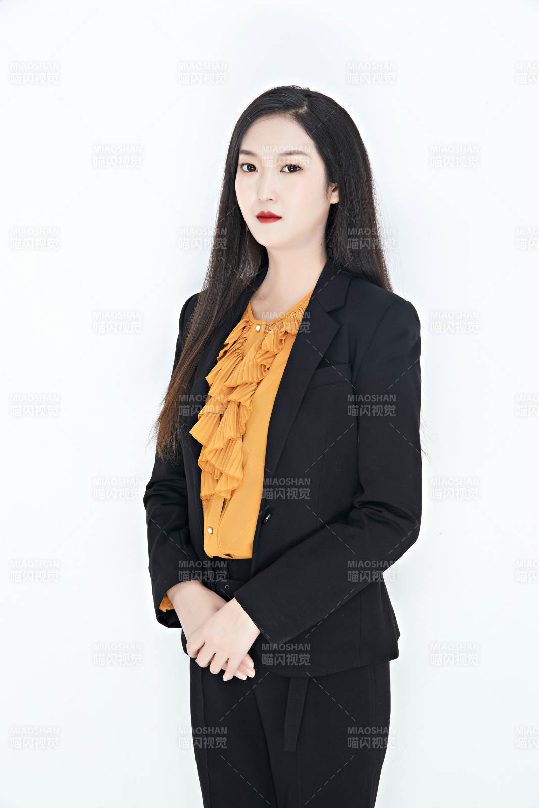 白色背景下的美丽商务女性肖像图片