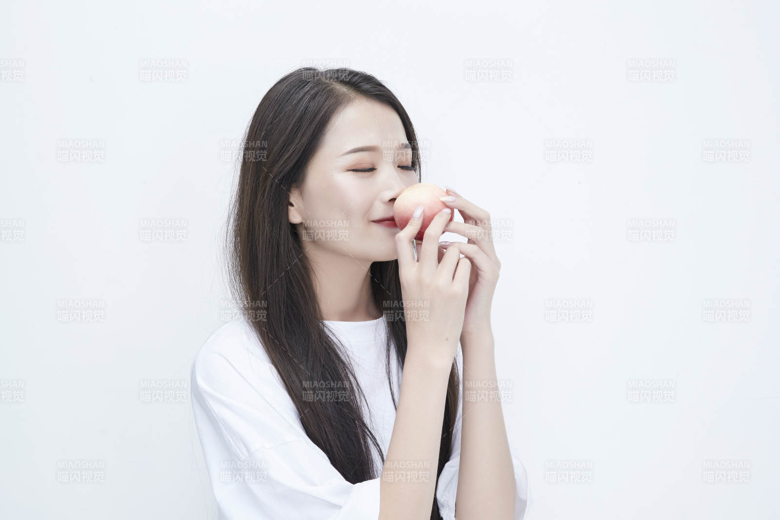 吃桃子的穿白色长T血衫的长发可爱少女人像图片