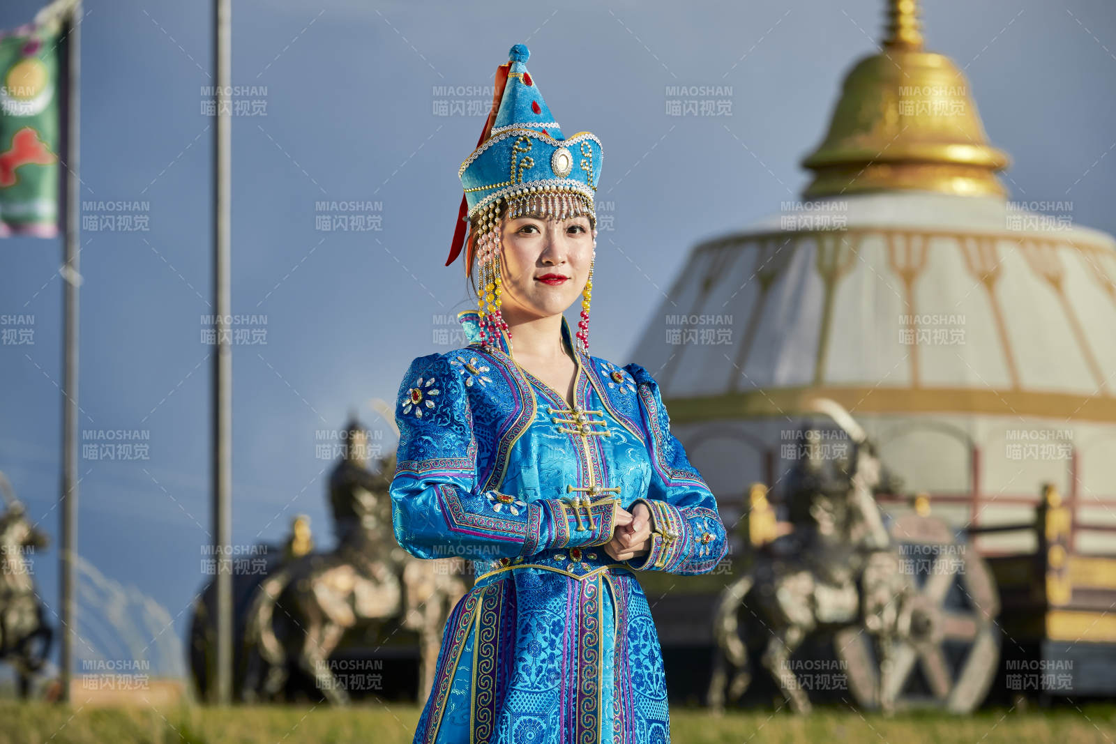 草原蒙古包前身穿豪华蒙古族服饰的蒙族少女图片