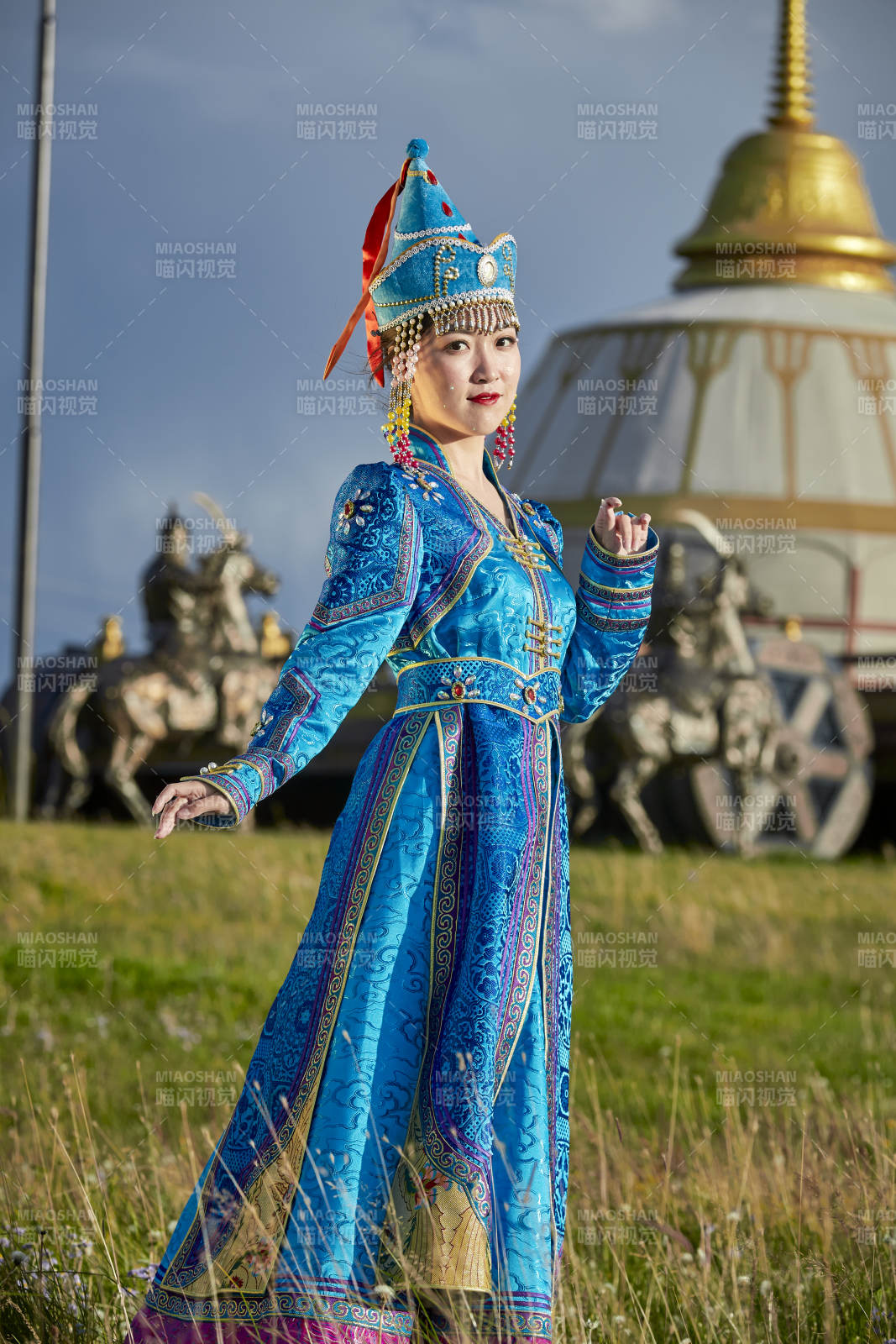 草原蒙古包前身穿豪华蒙古族服饰的蒙族少女图片