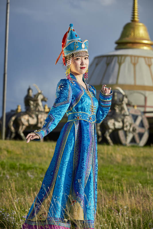 草原蒙古包前身穿豪华蒙古族服饰的蒙族少女图片