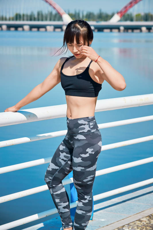 户外河畔公园做拉伸有氧运动的亚洲女性图片