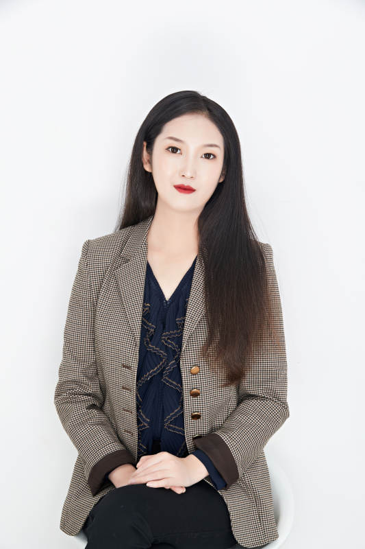 白色背景下的美丽商务女性肖像图片