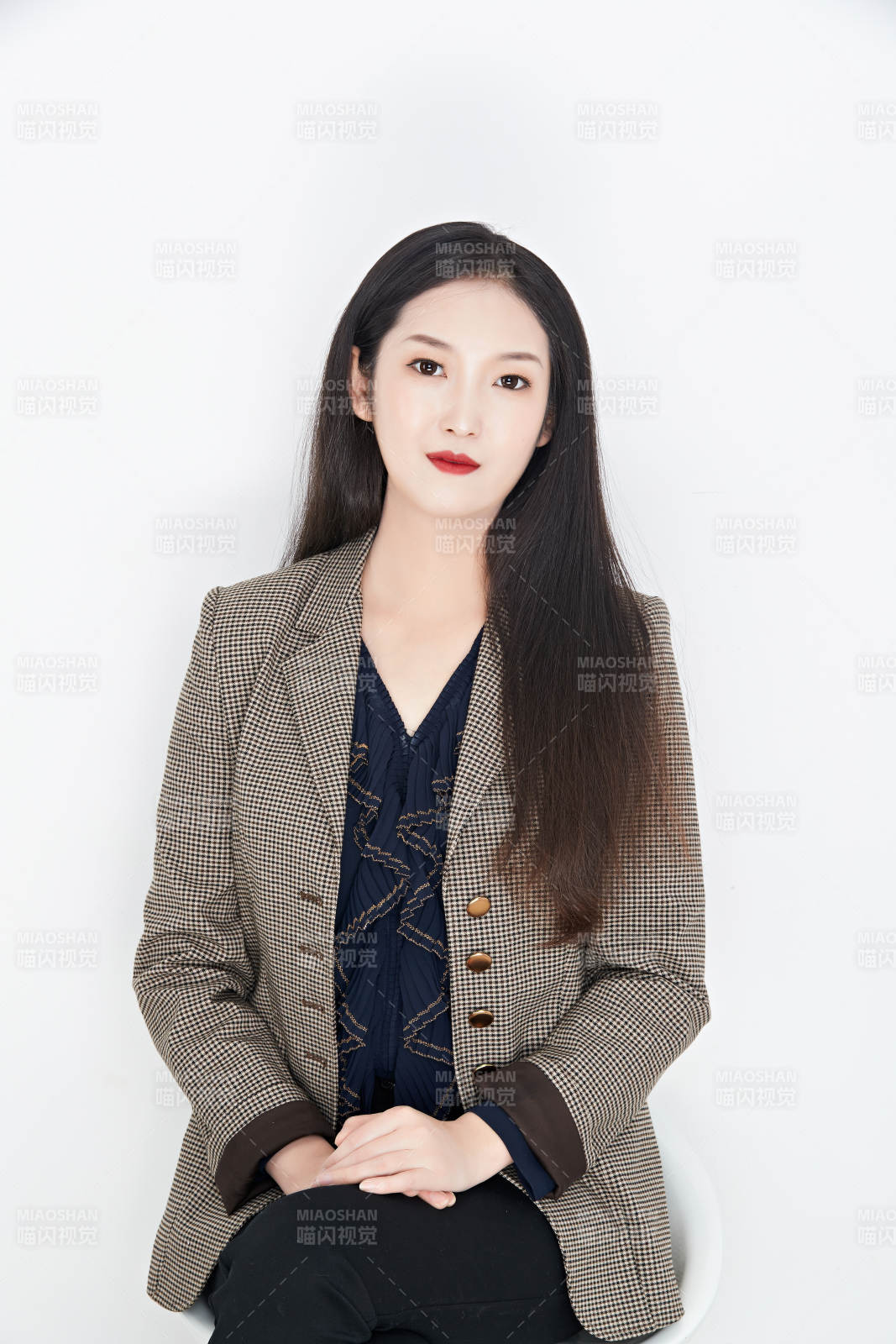 白色背景下的美丽商务女性肖像图片