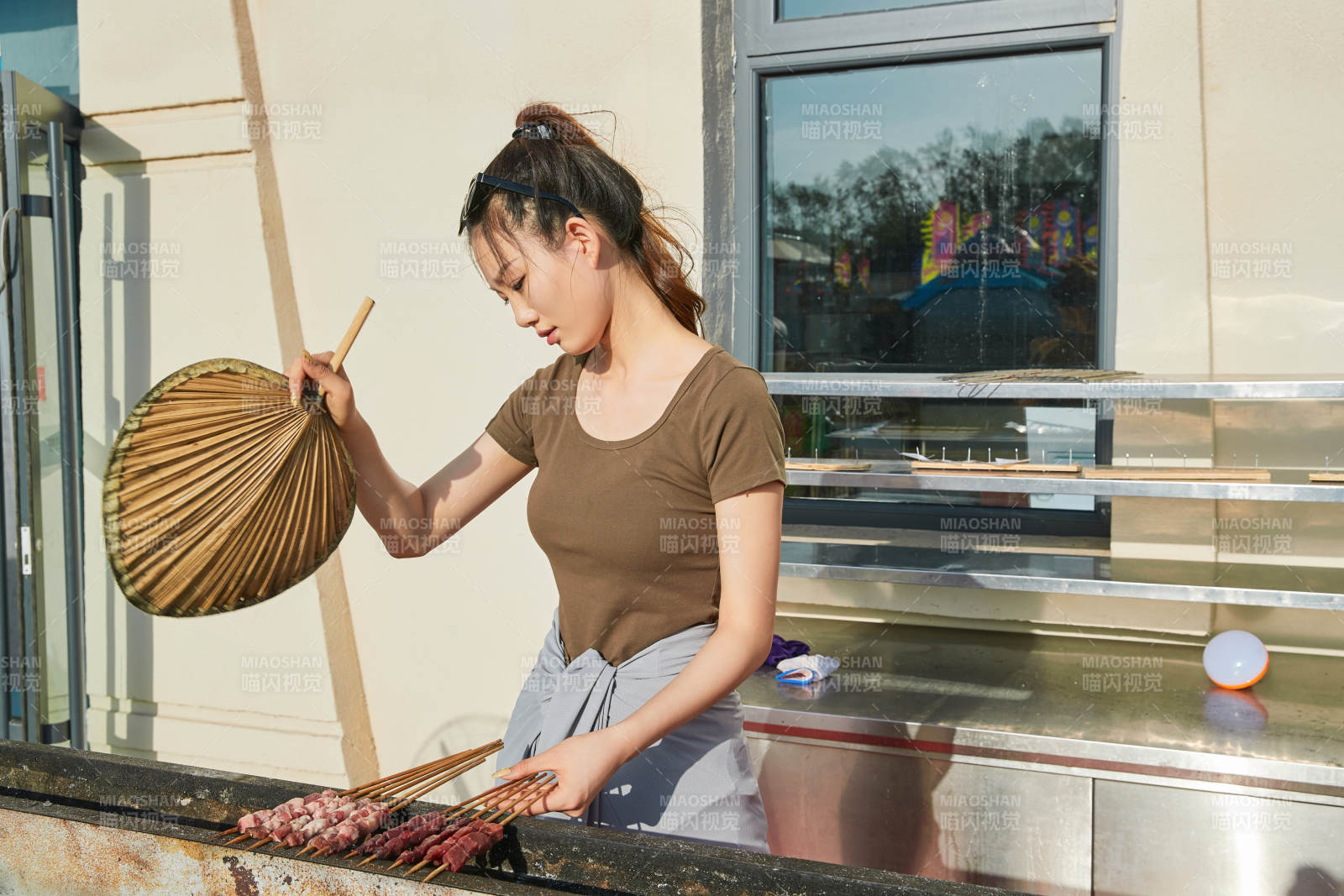 卖力烤羊肉串的美女图片