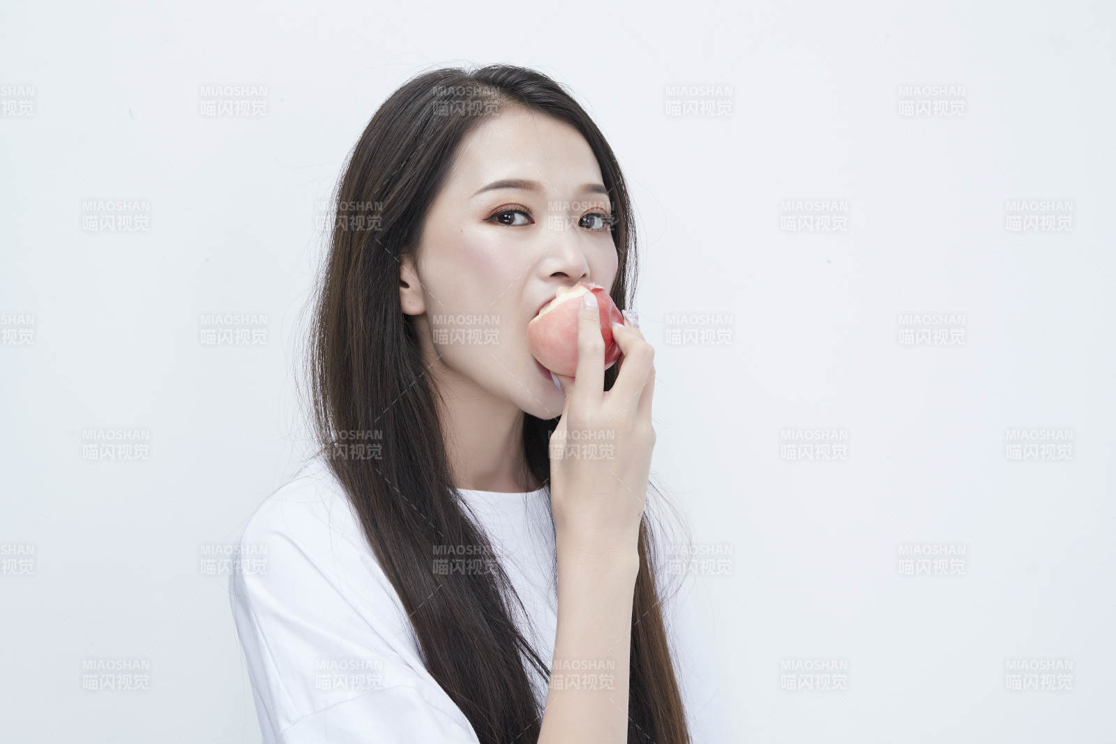 吃桃子的穿白色长T血衫的长发可爱少女人像图片