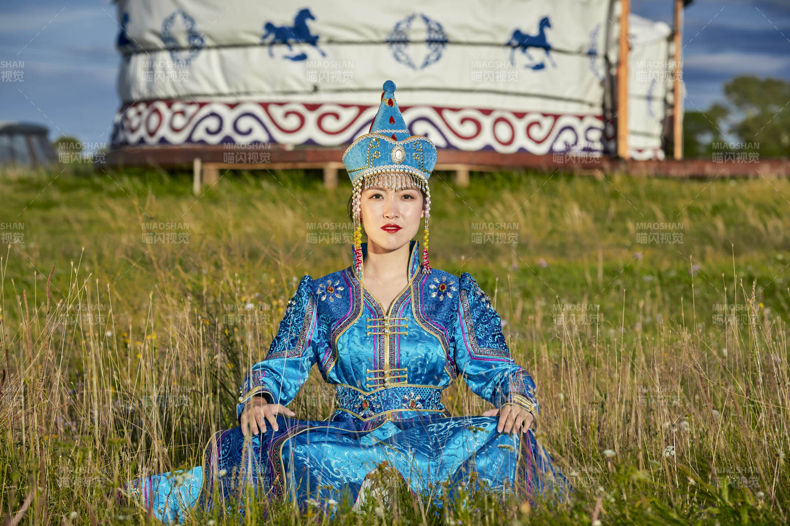草原蒙古包前身穿豪华蒙古族服饰的蒙族少女图片